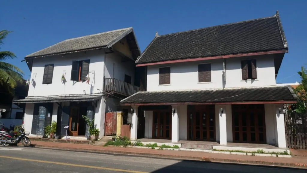 luangprabang-laos-4 - Laos Travel Company - Trips & Tours guide for luang prabang Visit old houses in Luang Prabang